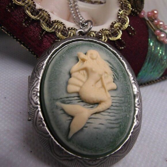 Sea Green Frosted Mermaid Locket Cameo Necklace CHRISTMAS GIFT PHOTO MEMORIAL - Picture 4 of 7